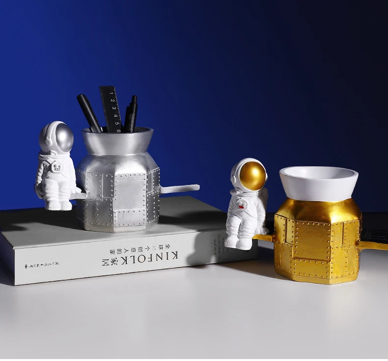 Personalizado caneta titular astronauta sentado no satélite