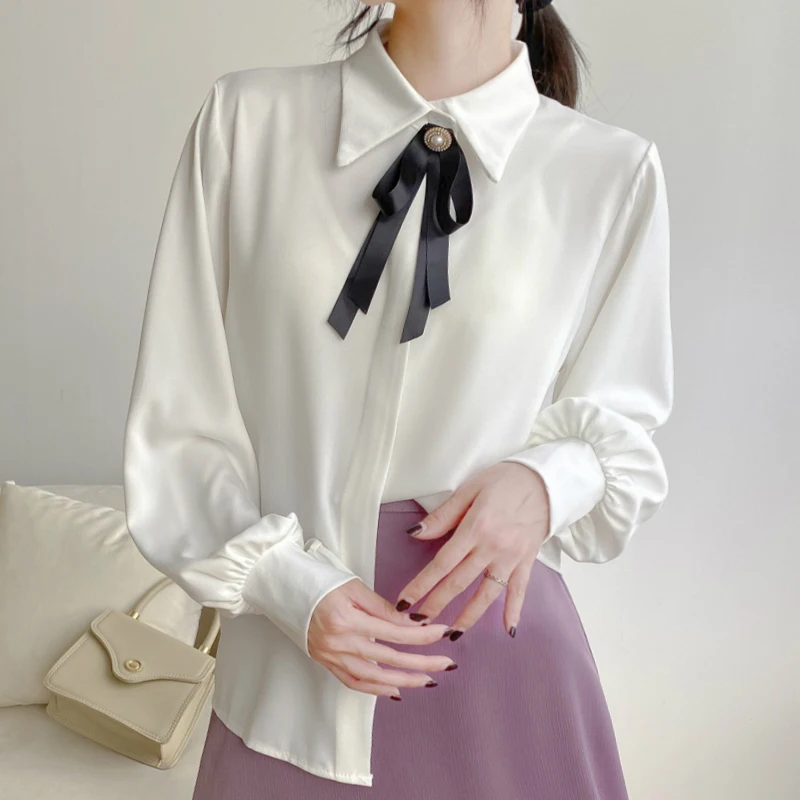 Новинка 2020 Женская атласная блузка с рукавами-фонариками и черным бантом