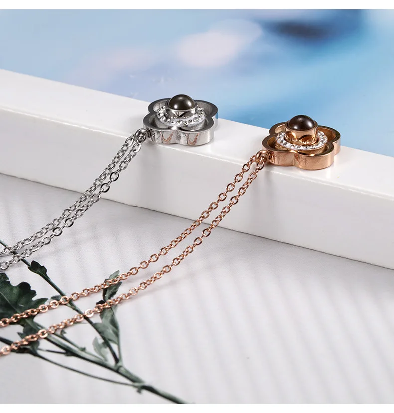 Douyin Celebrity Style Network into Four Leaf Projection Pendant Necklace Women's New Style 100 I Love You Elegant Titanium Stee