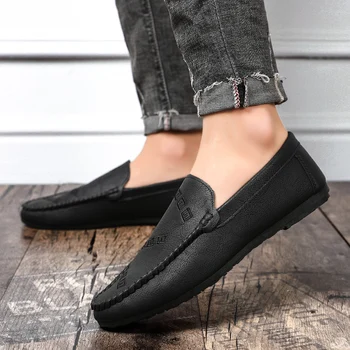 

2020 Fashion Shoes Men Summer Slip-On Loafers Brown Black Spiked Loafers Men Breathable Italian Mens Shoes Casual Loafers