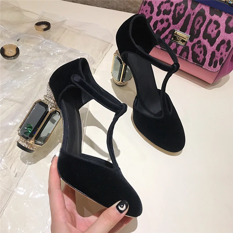 Goedkoop Luxe Fluwelen Hoge Hak Pompen Vrouwen 2020 Retro Bruiloft Schoenen Rhinestone Diamond Jewel Edelsteen Hak T strap Pumps Schoenen vrouw