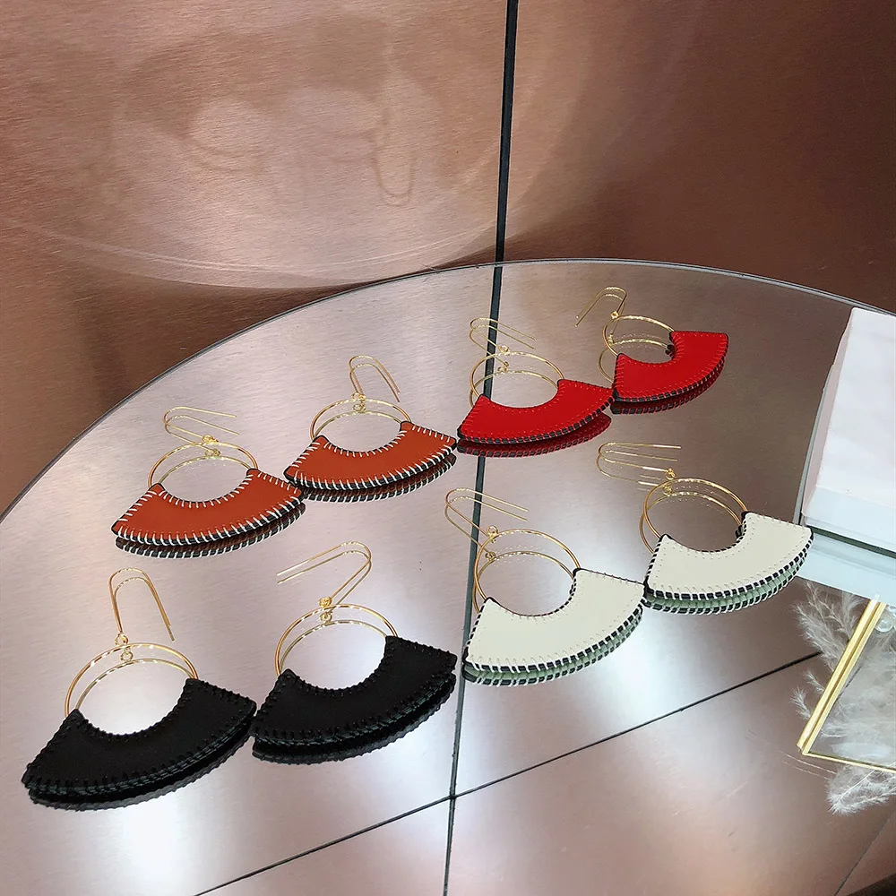 

2019 Hot brand luxury leather skirt ear nails high-quality personality earrings retro design fashion prom women's earrings
