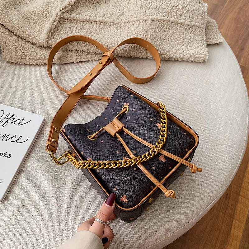 

Louis Brand Messenger Bag Portable Bucket Bag Storage Bag Small Tassel Ladies Shoulder Mobile Phone Bag Channels Handbags