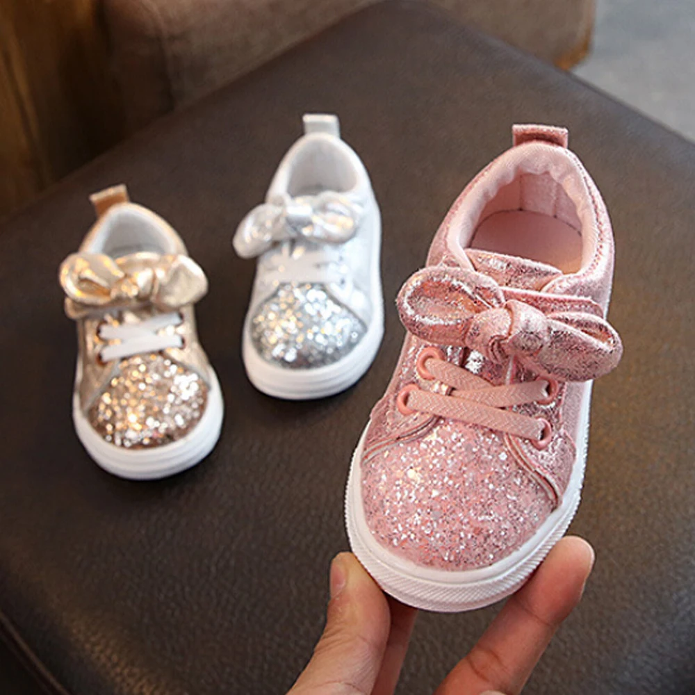 Кроссовки с блестками и бантом для маленьких девочек 1-3 лет; повседневная обувь; модная блестящая обувь на плоской подошве для девочек; спортивная обувь; 1 пара