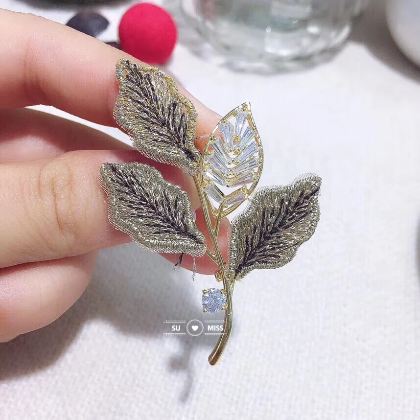 Женская Брошь с фианитами брошь золотого цвета в форме листьев украшение из
