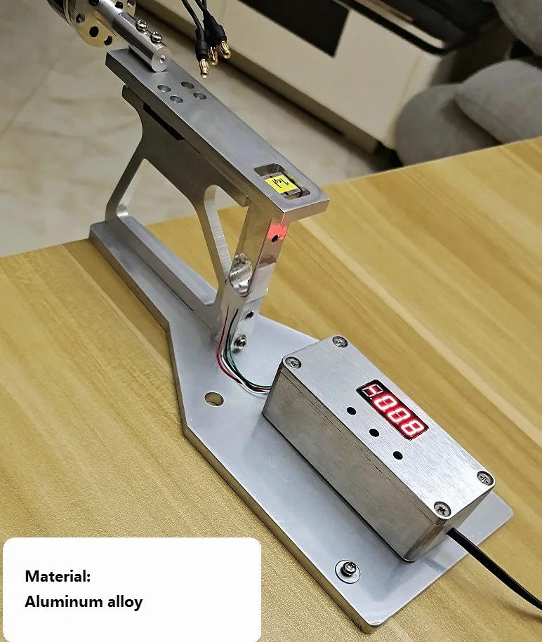 Détail du capteur de poussée du testeur moteur RC 10kg, avec câble de connexion et fixation.