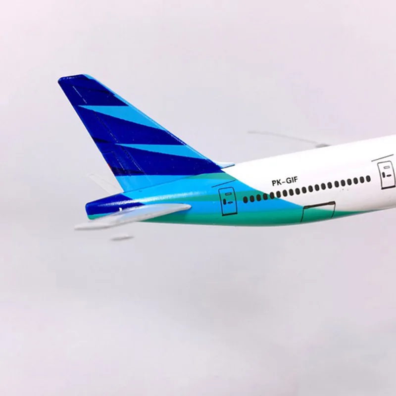 18 см 1:400 Boeing B777-300 модель Garuda Indonesia с пластиковым основанием сплав самолет коллекционный дисплей статическая модель игрушки
