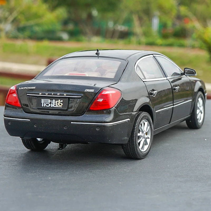 1:18 Buick LaCrosse 2006/2008 Версия Модель автомобиля модель сплава с небольшим подарком