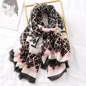 

2019 Chinese quality Silk Four Seasons Lady Sunscreen Beach Shawl Women New print cotton material scarf Fashion Headscarf