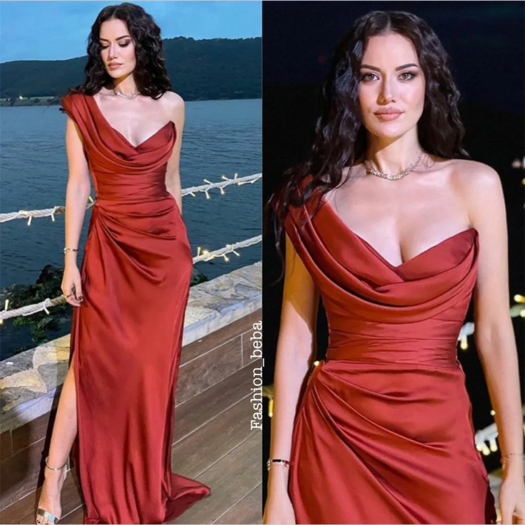 

Elegant Long Red Pleated Evening Dresses with Slit V-Neck Floor Length Muslim Satin Formal Party Gown for Women