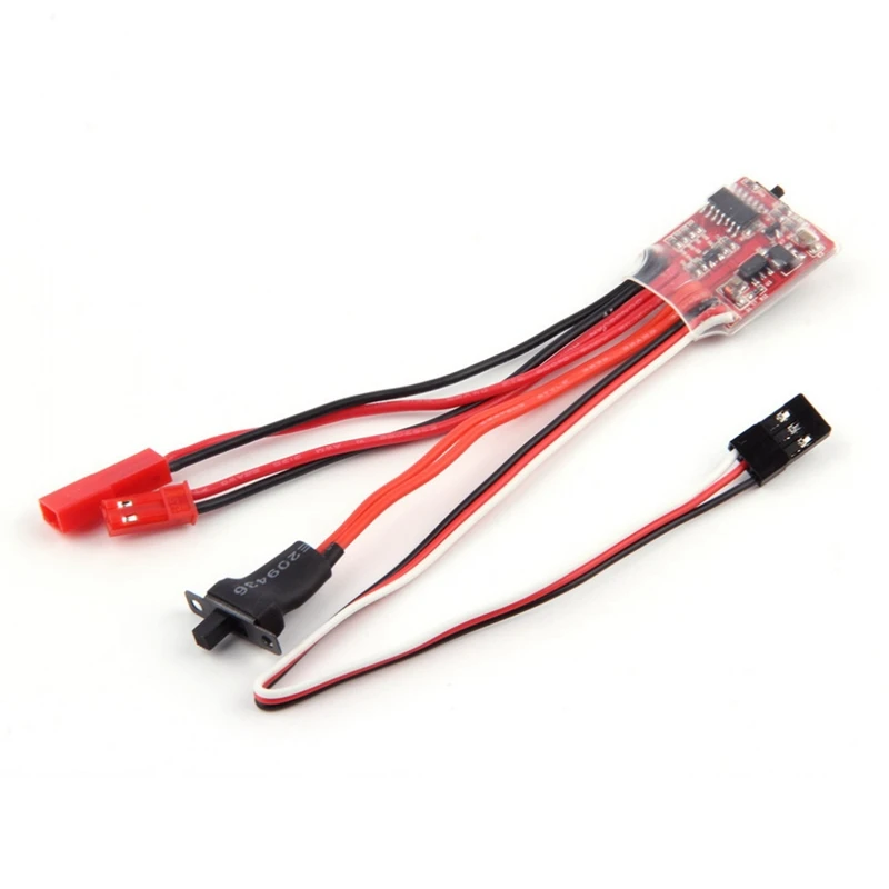 Contrôleur de vitesse ESC 30A installé sur un châssis de voiture d'escalade 1/16 1/18, câbles branchés.