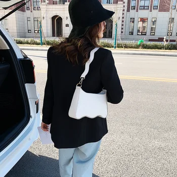 

2020 Spring and Summer New Women's Bag Minority Retro Baguette Bag Stone Pattern Armpit Bag Cool Wave Shoulder Bag