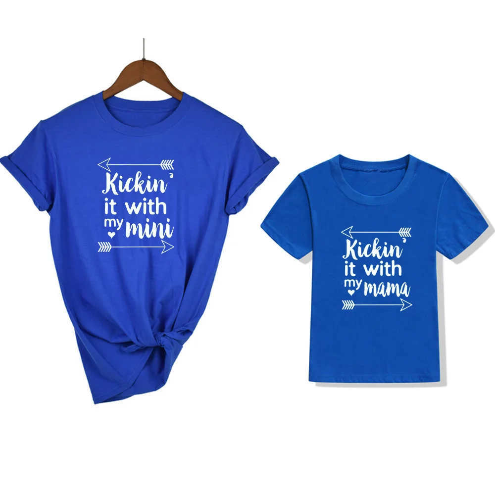 Kickin' It with My Mini/Одежда для мамы и дочки одинаковая футболка для мамы и дочки и сына летняя черная футболка с короткими рукавами - Цвет: Синий