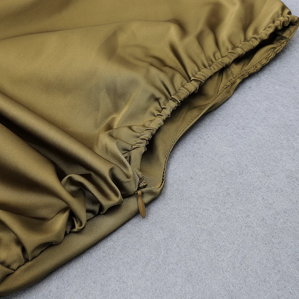 Женское платье в стиле милитари зеленое с V образным вырезом и сумочкой на бедрах