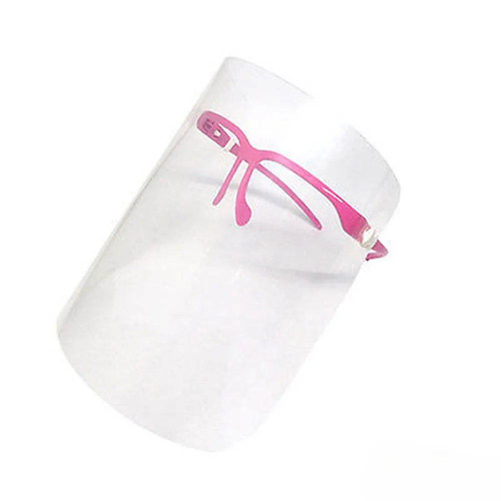Gros plan sur un masque réutilisable en tissu gris porté par une personne, montrant l'ajustement au visage, pour une protection quotidienne pratique.