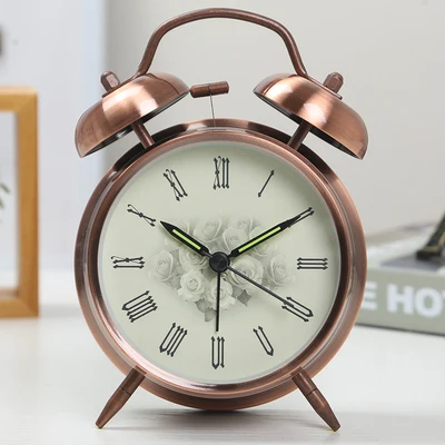 Bernhard Products Reloj despertador analógico de doble campana  retro de metal cobre de 4 pulgadas, cuarzo extra fuerte, funciona con pilas  con retroiluminación para mesita de noche, vintage, silencioso, sin tictac
