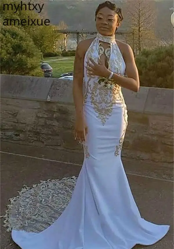 Новое поступление Белые сексуальные платья выпускного вечера Золотая аппликация без рукавов Холтер развертки Русалка натуральный сатин плюс размер на заказ выпускной