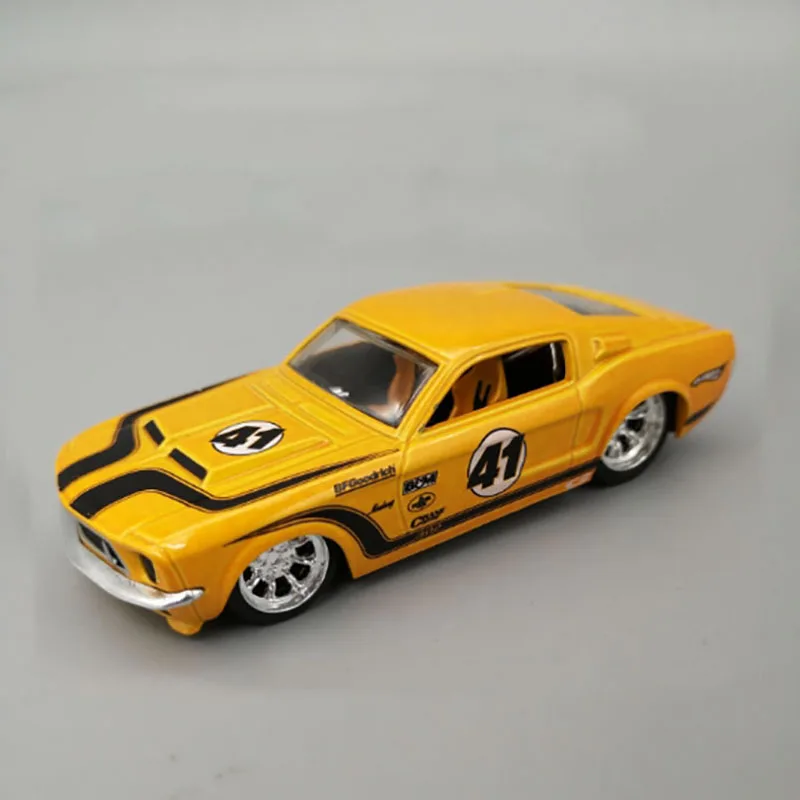 Модель спортивного автомобиля из металлического сплава в масштабе 1/43