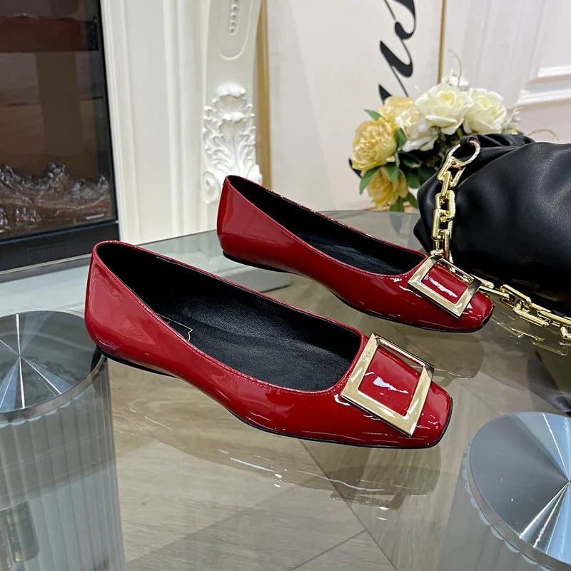 Классические однотонные кожаные туфли на плоской подошве с металлической