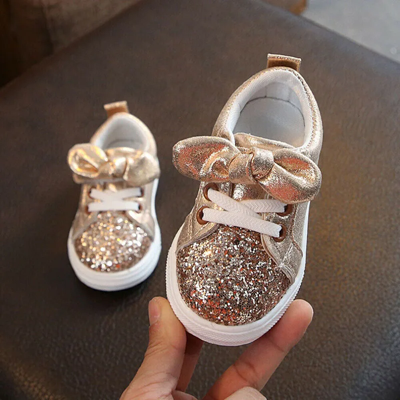 Обувь для маленьких девочек с бантом и пайетками; трендовая повседневная обувь из искусственной кожи; модельные туфли - Цвет: Золотой