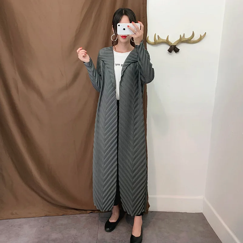Miyake Плиссированное пальто-Тренч Новая Осенняя куртка с отложным воротником, открытая стежка, однотонная элегантная длинная Кофта свободного кроя для женщин, большие размеры