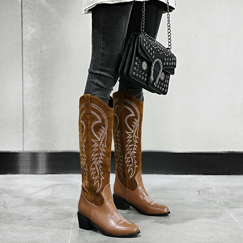 Lucyever/Классические ковбойские сапоги с вышивкой для женщин; кожаная обувь на не сужающемся книзу массивном каблуке; женские сапоги до колена; большие размеры 34-46