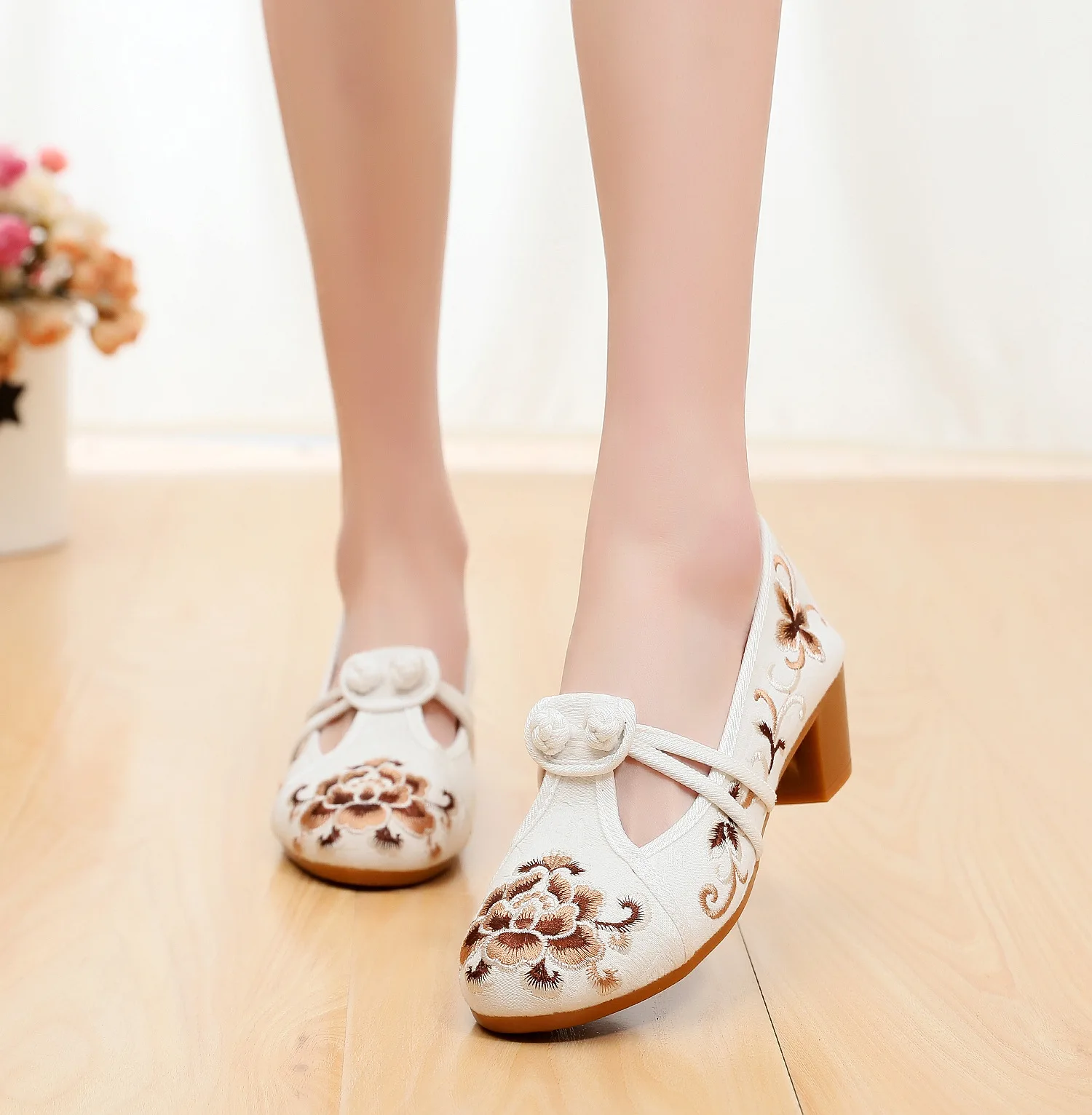 Обувь с вышивкой; Новинка; Женская обувь на высоком каблуке