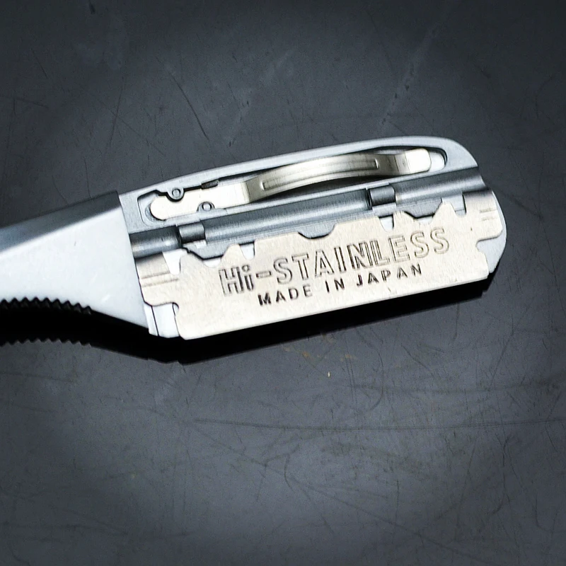 Дешево 1 X цветная пластиковая ручка с прямым краем бритвы Парикмахерская складной цинковый сплав инструмент для бритья волос с 10 лезвиями