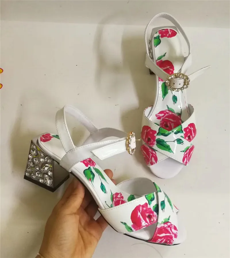 5cm Heel Сандалии со стразами на не сужающемся книзу массивном каблуке; женские летние вечерние туфли с открытым носком и перекрестными ремешками с цветочным принтом; сандалии на высоком каблуке с пряжкой и стразами - Цвет: 5cm Heel