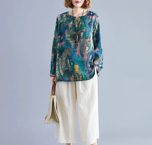 Plus-size women's fall collection features a mura-printed long-sleeved T-shirt with a loose top and pullover