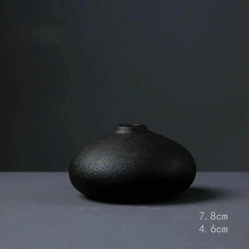 Petit vase cocooning en céramique noire
