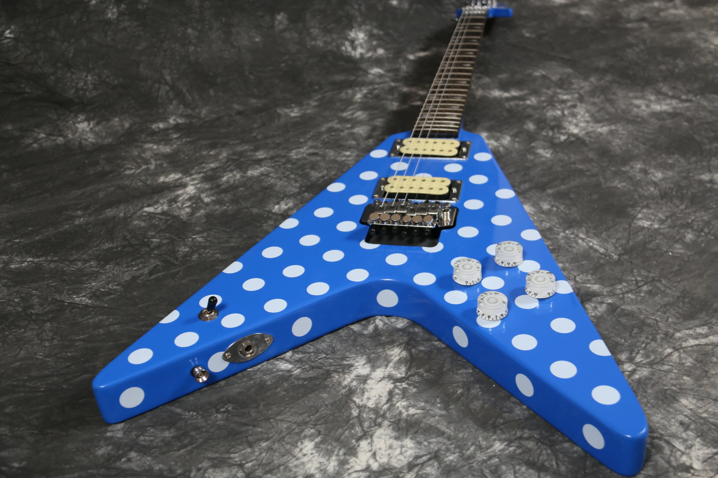 Синий в горошек тела Топ сзади электрогитары жемчужно-белый галстук-бабочка декор в форме гитара в средства ухода за кожей Шеи HH звукосниматели Гитары