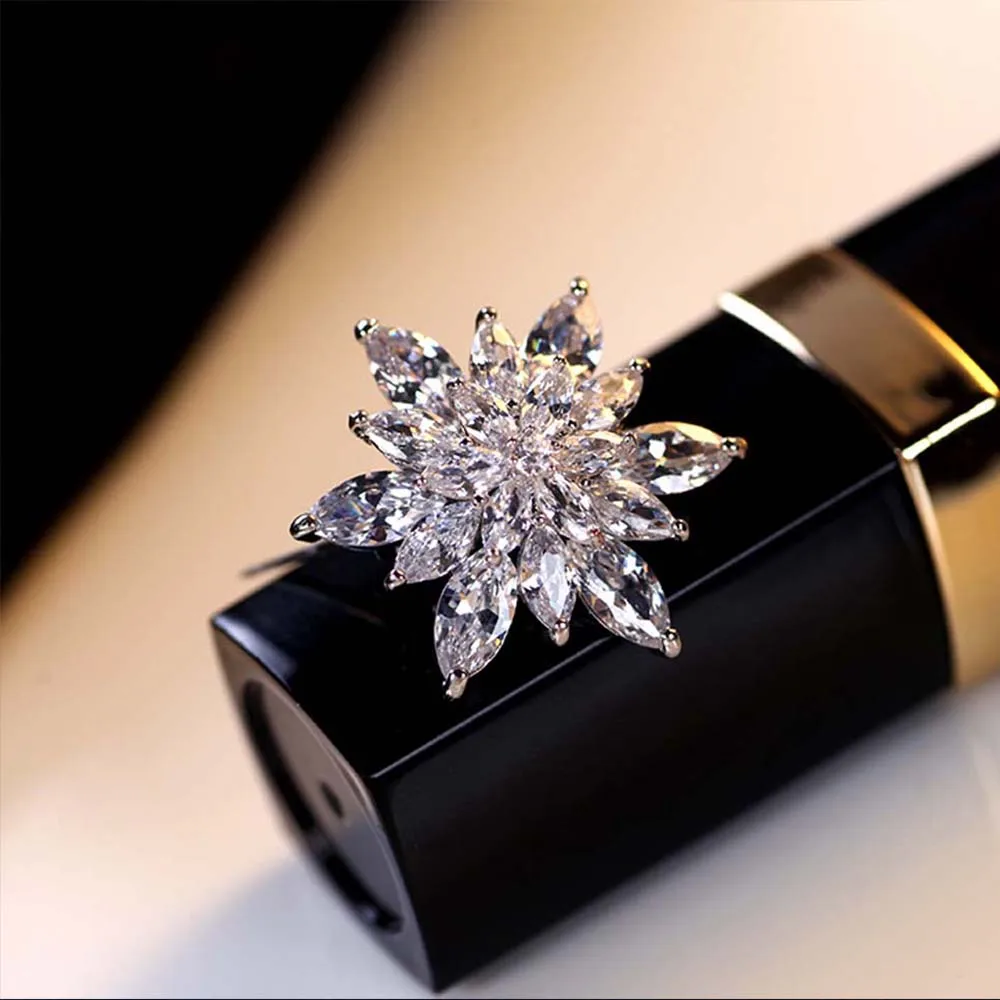 

1Pc New Fashion Christmas Snowflake Brooch Zircon Brooches for Women Men Pins Dress Coat Accessories Jewelry Gifts