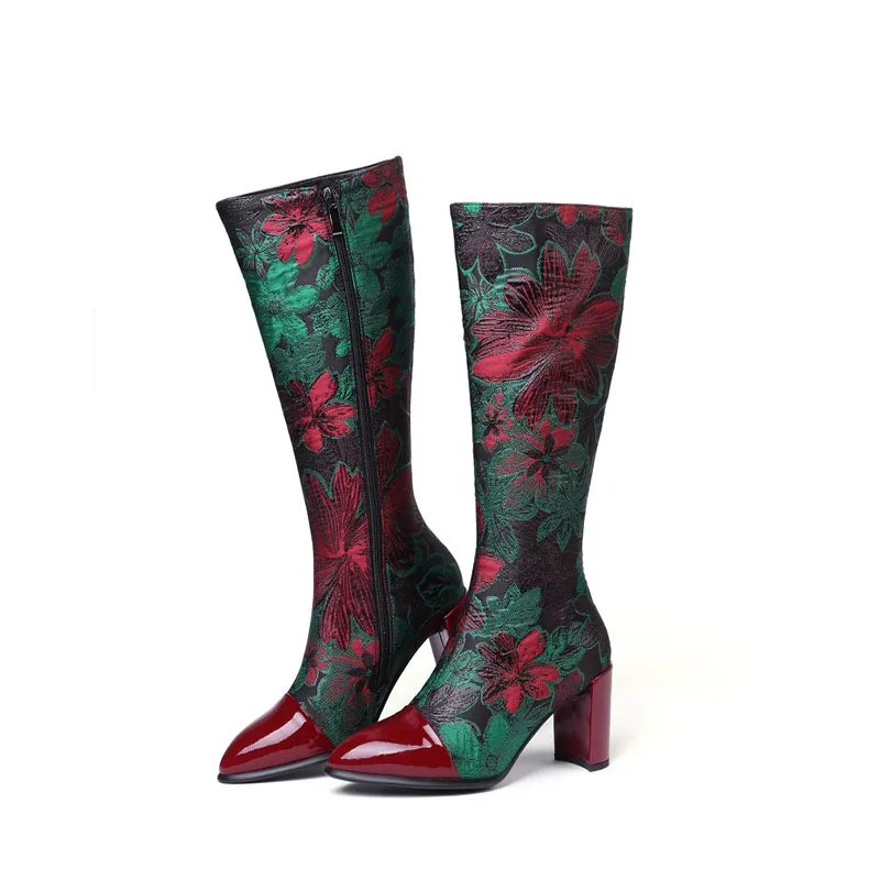 SIMLOVEYO/кожаные сапоги до колена с натуральным лицевым покрытием; теплые плюшевые сапоги с вышивкой, с острым носком, на молнии, на квадратном каблуке; большие размеры 34-43; Цвет черный, зеленый