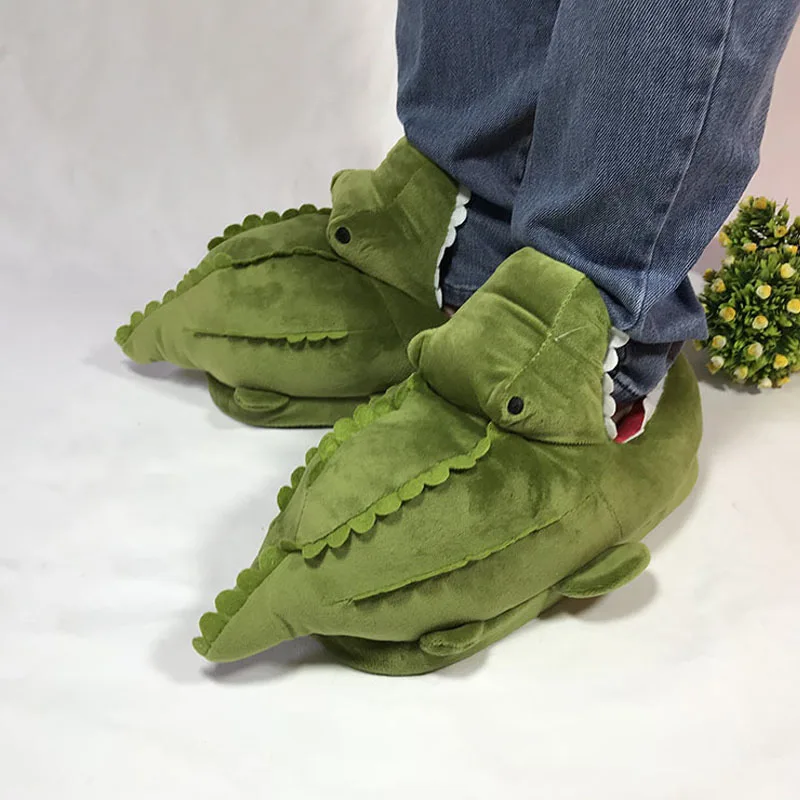 Новинка; плюшевые домашние тапочки с рисунком крокодила; зимняя теплая Нескользящая хлопковая забавная обувь; зеленые шлепанцы с закрытым носком; меховые шлепанцы с рисунком акулы