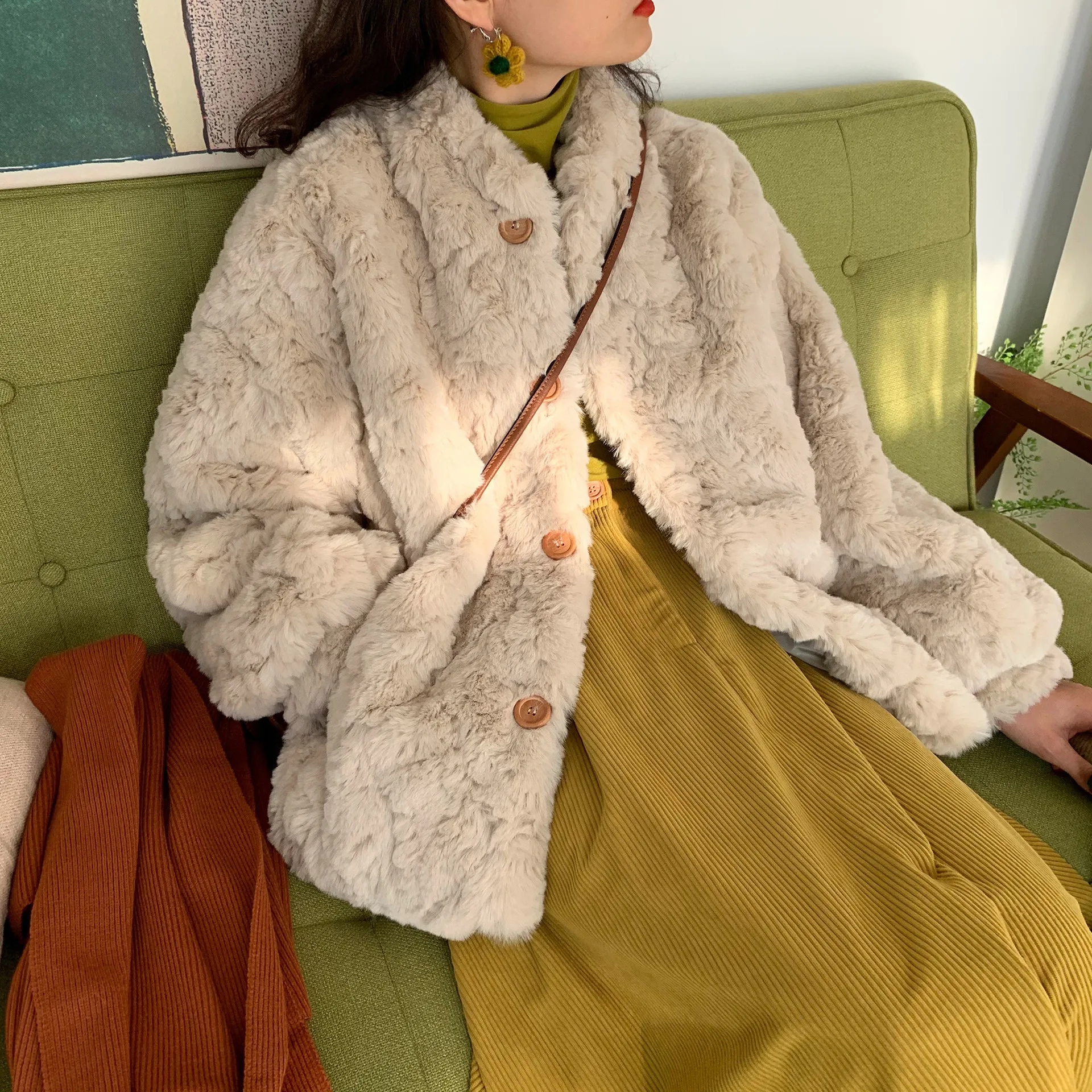 

2019 Plush Coat Women's Winter Short Thickened Apricot Furry Coat Single Breasted Women Coats and Jackets