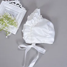 Для От 0 до 1 года детская Шапка чепчик для крещения белый жемчуг с бисером рюшами аксессуары для малышей атласные шляпы для крещения для новорожденных