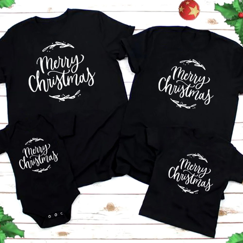 

Семейная футболка с надписью «Merry Christmas»