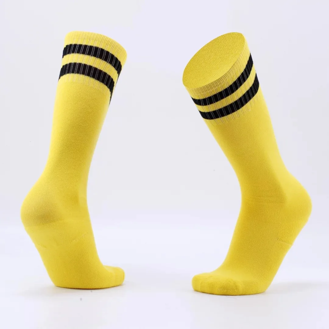 дизайнерские носки с мячом. носки с футбольным мячом. носки спицами с футбольным мячом. носки женские. мячики в носке.