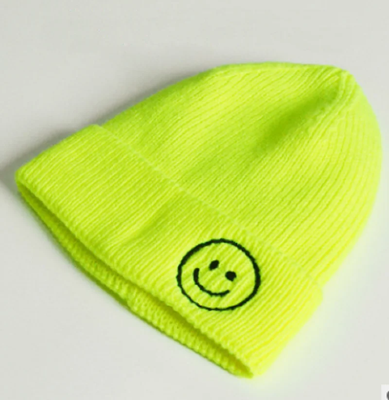 Fluorescent Green Лидер продаж; 1 шт.; теплая шерстяная вязаная эластичная шляпа для мальчиков и девочек; сезон осень-зима; шапка с вышитым смайликом; От 6 месяцев до 8 лет - Цвет: Fluorescent Green