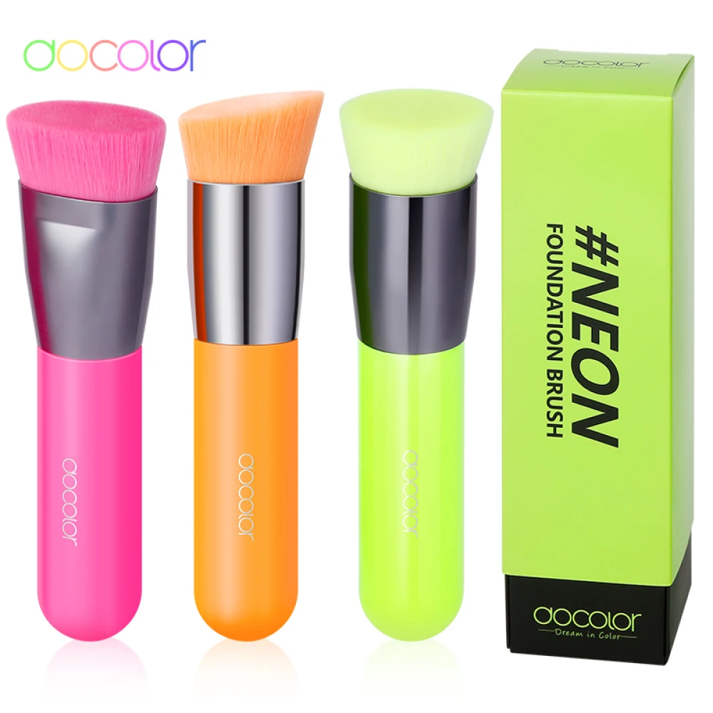 Flat‑top kabuki foundation brush close‑up – Docolor