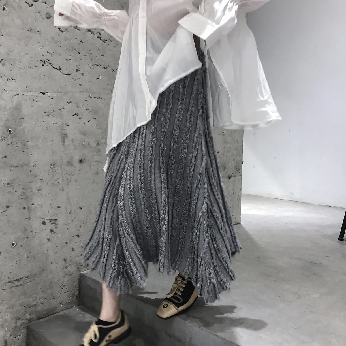 Tanie Cheerart jesień długi spódnica kobiety elastyczna wysoka talia damska asymetryczna spódnica z piór koreański mody spódnica odzież