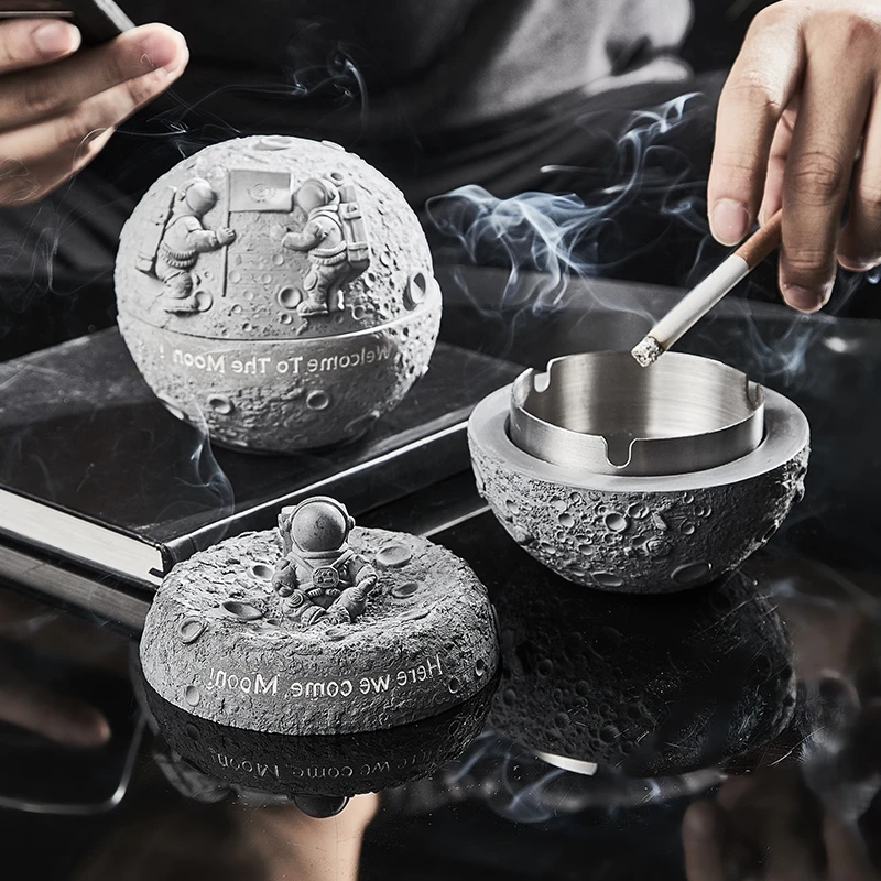 

Astronaut Ashtray with Lid for Cigarettes Resin Portable Ashtrays for Outdoors Indoors Windproof Ash Tray Classy Gift for Men Wo