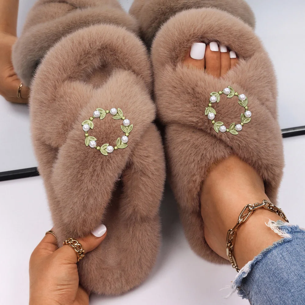 

Fur Slippers Women Fluffy Soft Furry Slides Pearl Wreath Faux Fur Sandals Flip Flops Female Luxury Designer Fall Shoes New 2021
