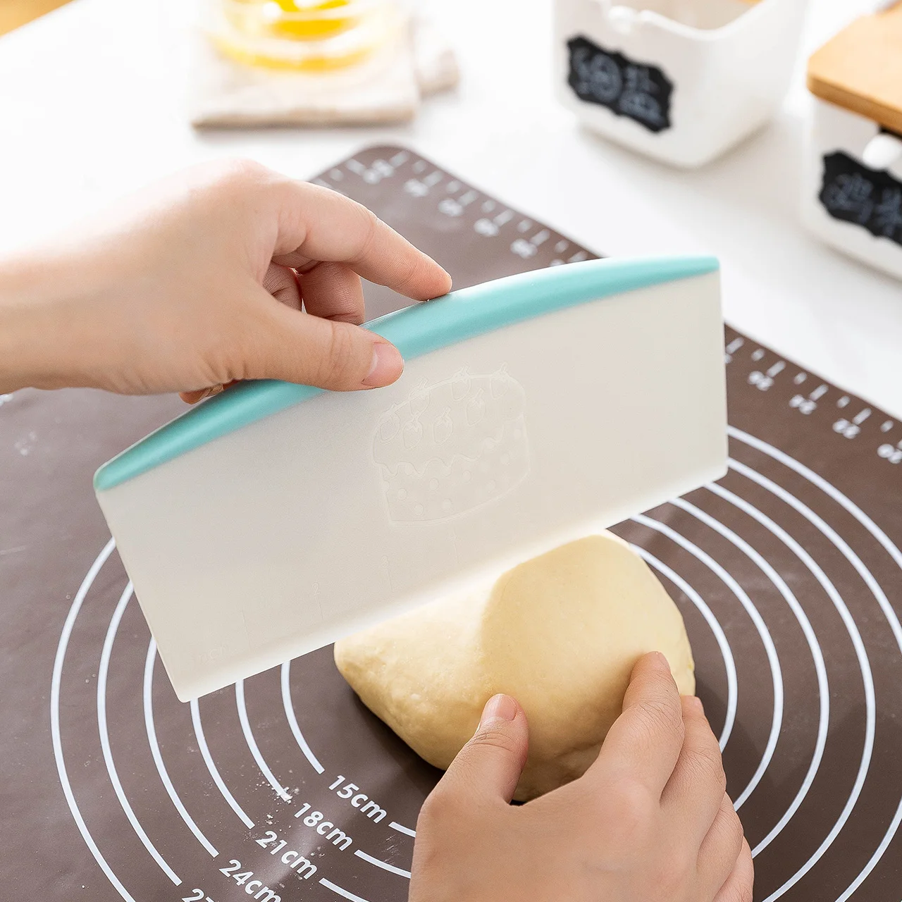 https://ae01.alicdn.com/kf/Hbda576df444d4bc2bb88c3ceae46d3df7/9-Inch-Pastry-Cutter-Plastic-Cake-Spatulas-Dough-Scraper-With-Measuring-Scale-Butter-Knife-Bread-Pizza.jpg