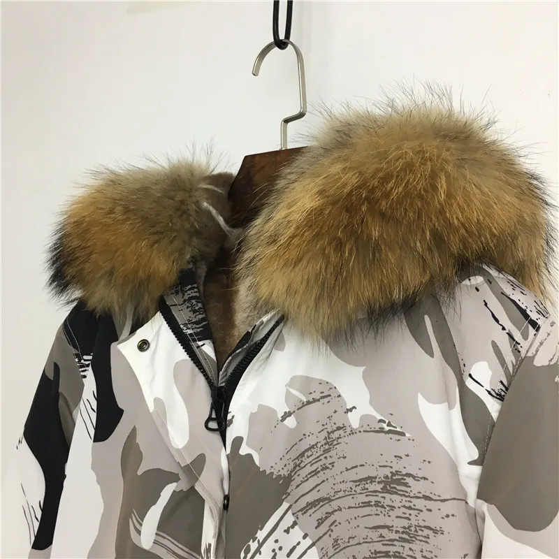 Камуфляжная короткая парка с подкладкой из искусственного меха, новинка года, стильное пальто, зимняя теплая Женская Повседневная куртка с воротником из натурального меха енота
