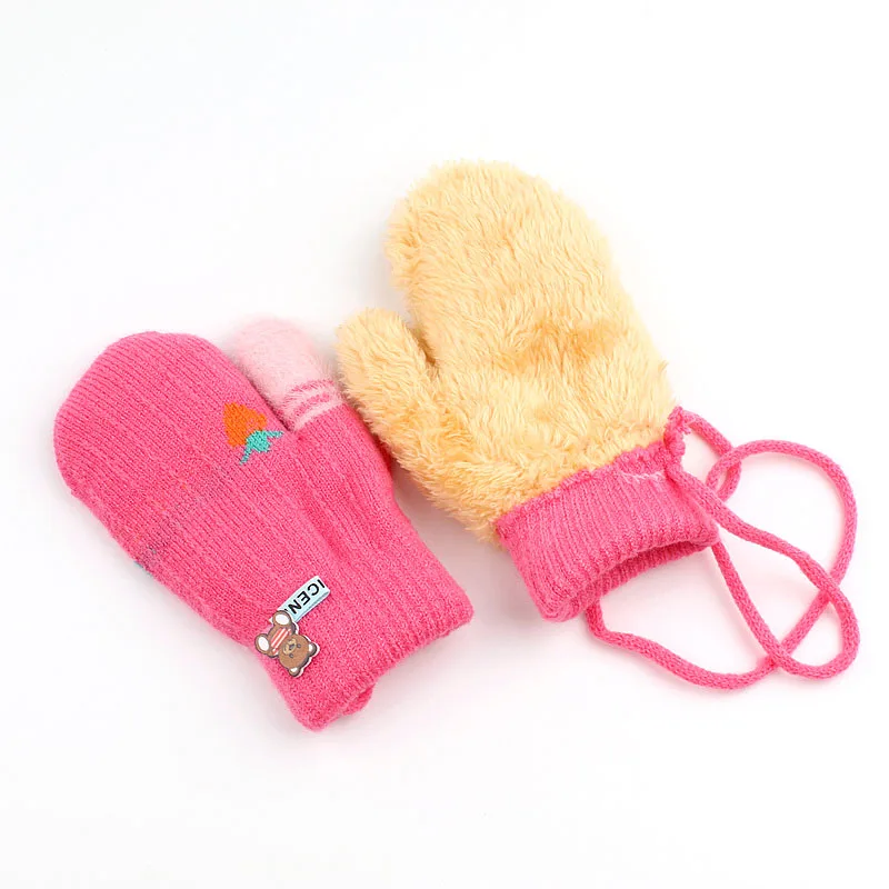 Зимние Детские перчатки унисекс; теплые милые детские вязаные перчатки с клубничкой; сезон осень-зима; утепленные варежки для девочек и мальчиков; для верховой езды