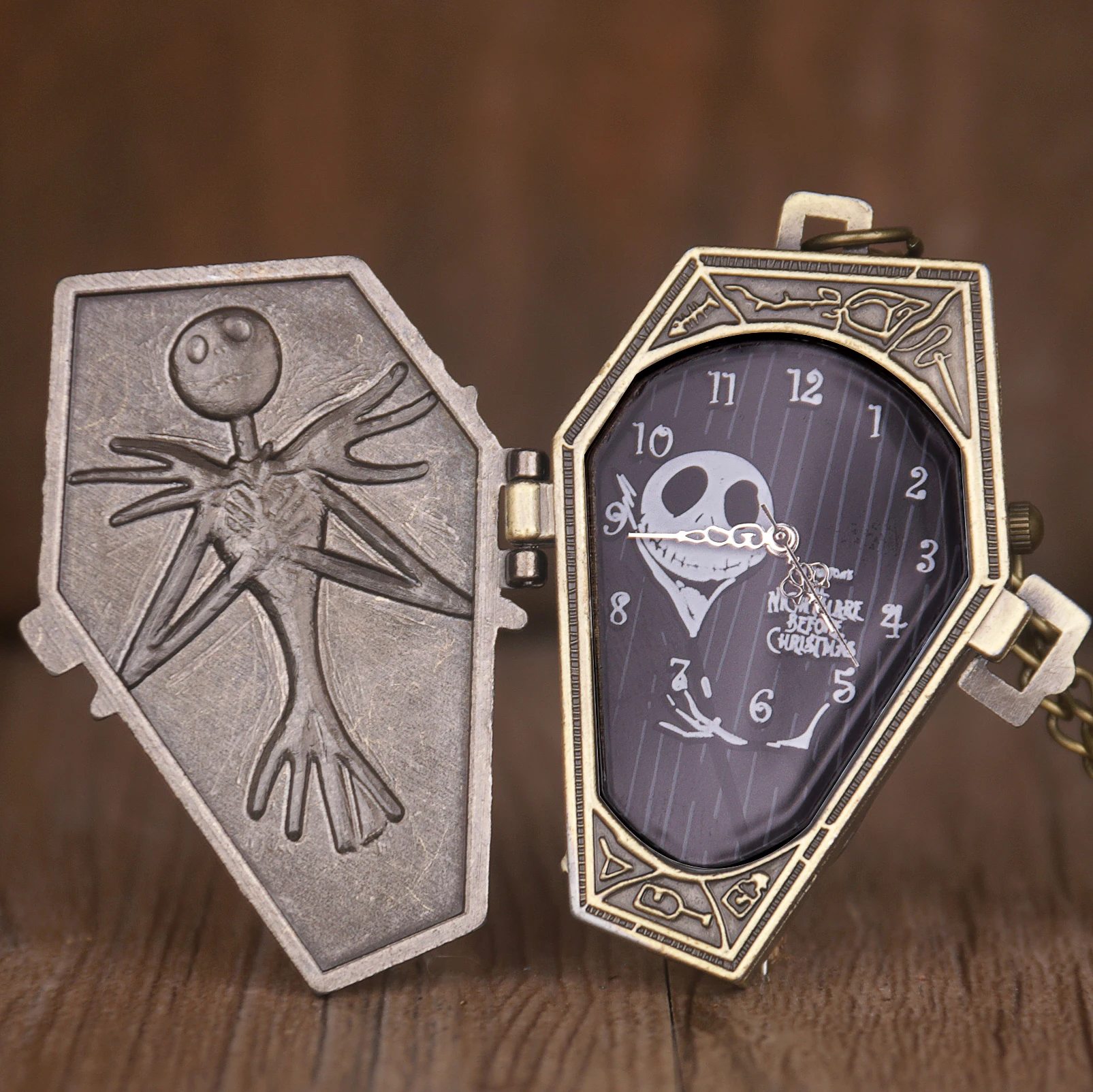 Vintage Hollow Pocket Watches Skull Design Quartz Pocket Watch Arabic Numberals Dial Pendant Necklace Chain Watch for Men Women