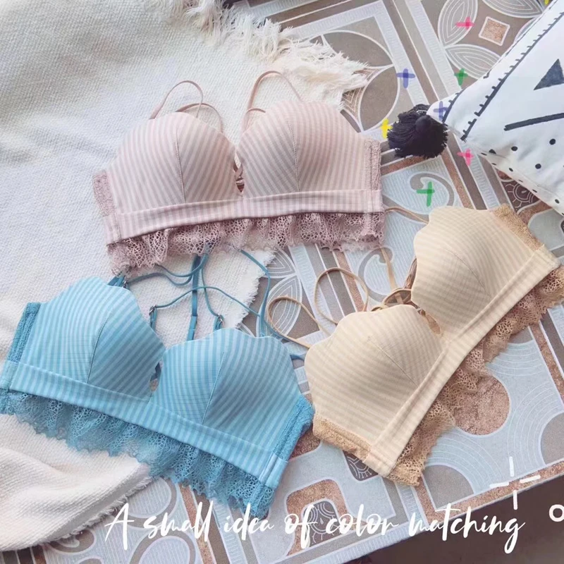 Комплект женского кружевного нижнего белья с чашками пуш-ап и v-образным вырезом |