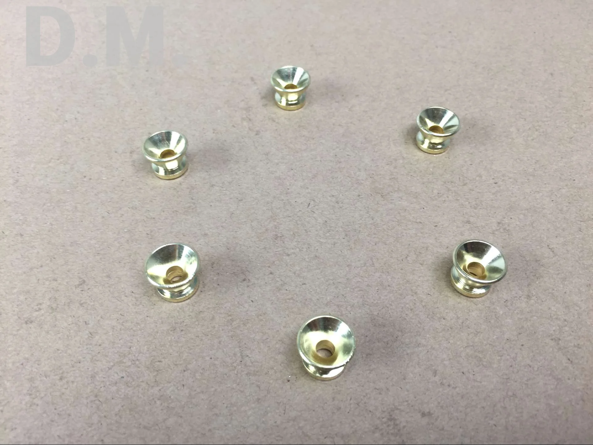 Manufacturers Supply High Quality Tail Nail Gold Plated GD Strap Buckle High-Grade Guitar with Tail Ding Small UK Hanging Bead G